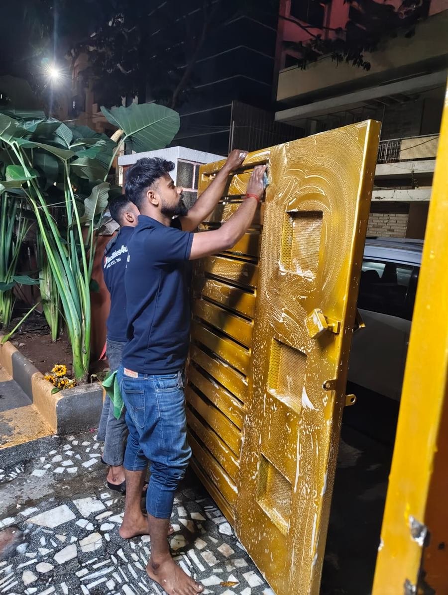 Foam-washing the main gate of a home - Facilities4u Bangalore